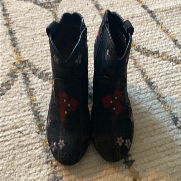 Cute patterned ankle booties - Picture 2 of 2